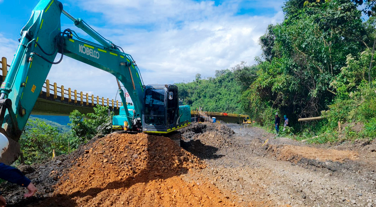 Fotografía de maquinaria pesada que trabaja en la construcción de la vía alterna de la Transversal del Cusiana.