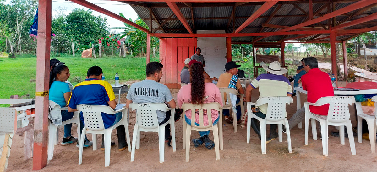 Fotografía de trabajo de conjunto del INVÍAS en obras con participación comunitaria.