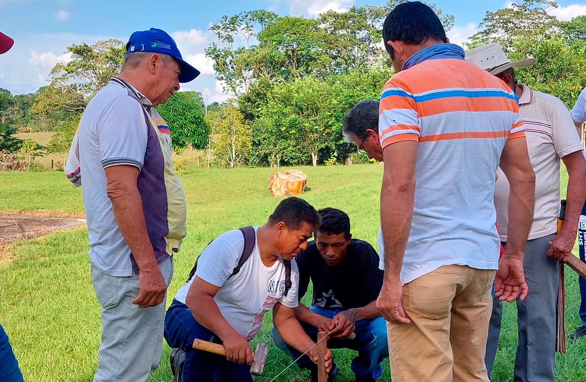 Fotografía de trabajo de conjunto del INVÍAS en obras con participación comunitaria.