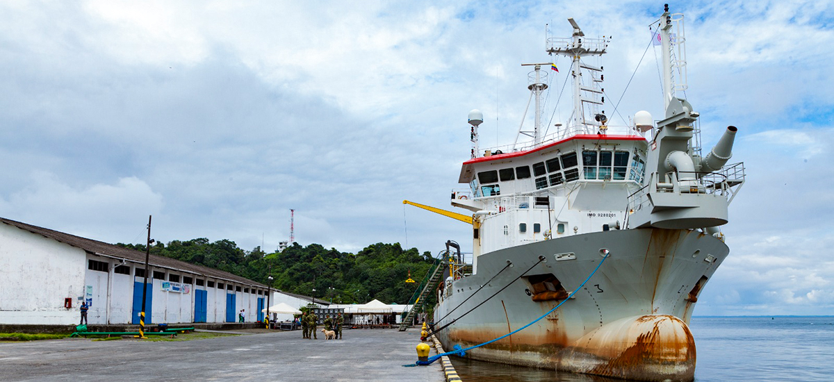 Fotografía de barco que realizará dragado de rehabilitación y adecuación del canal de acceso al puerto de Tumaco, Nariño.