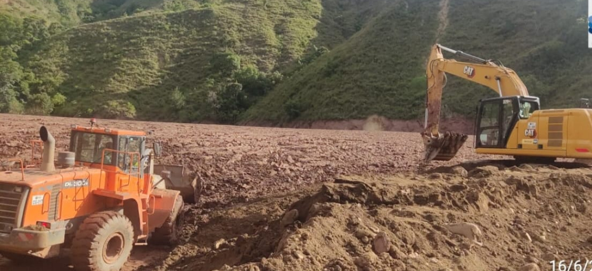 Fotografía de volqueta operada por colaborador del INVÍAS en labores de remoción de escombros en la vía Ocaña - Sardinata.