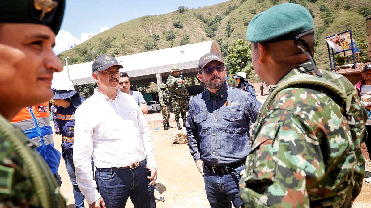 Fotografía de actores de la fuerza pública y el INVÍAS al final del puente metálico provisional en el sector El Tarrita del corredor Ocaña - Cúcuta.