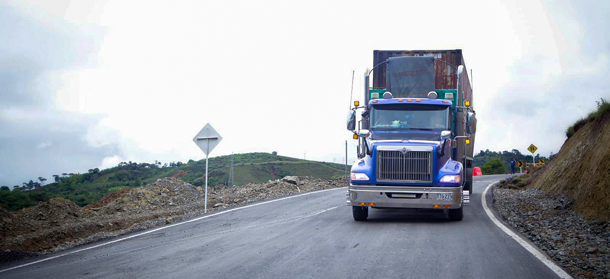 Fotografía de tránsito de tractomula en la vía provisional Conexión Vía Panamericana.