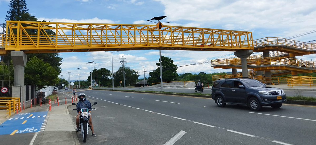 Fotografía del puente peatonal Grancolombia entre Armenia y La Tebaida en el Quindío.