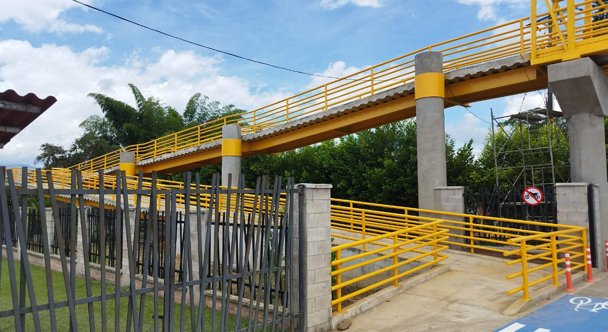 Fotografía del puente peatonal Grancolombia entre Armenia y La Tebaida en el Quindío.