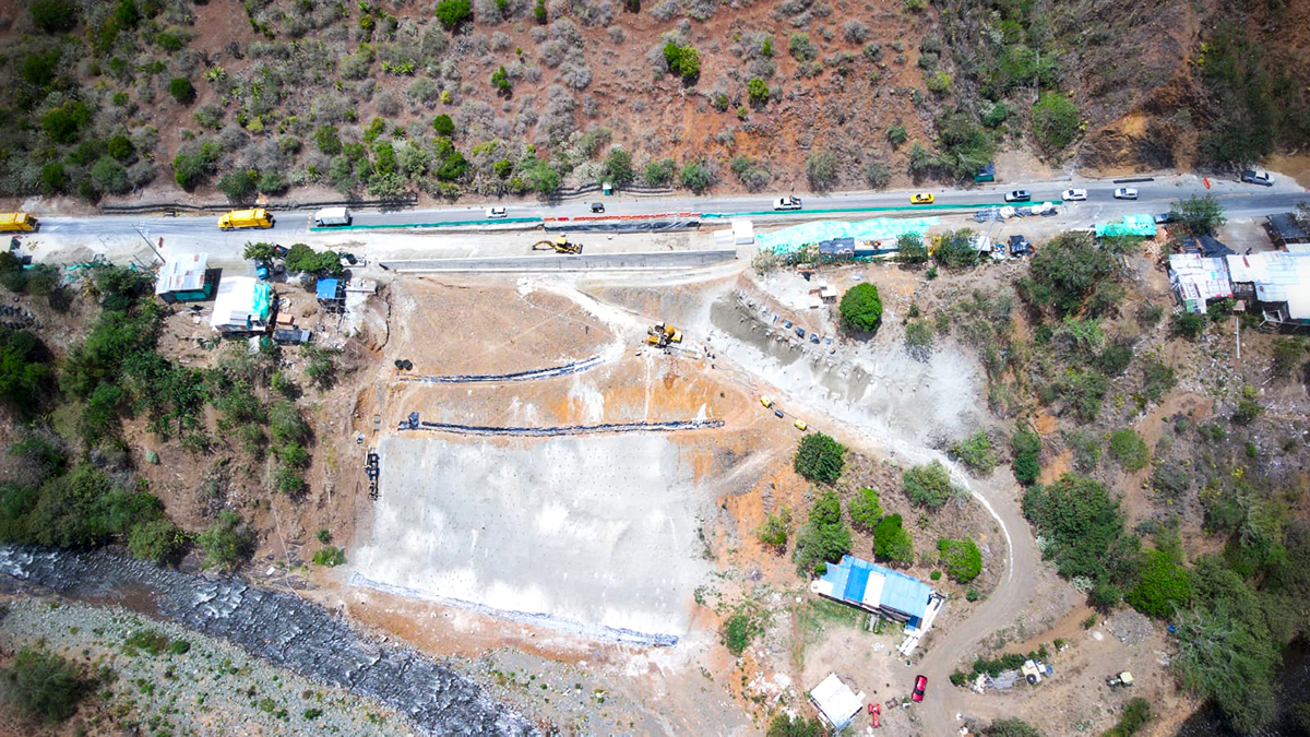 Fotografía aérea que muestra avance de construcción de obras en la vía Cali - Loboguerrero.