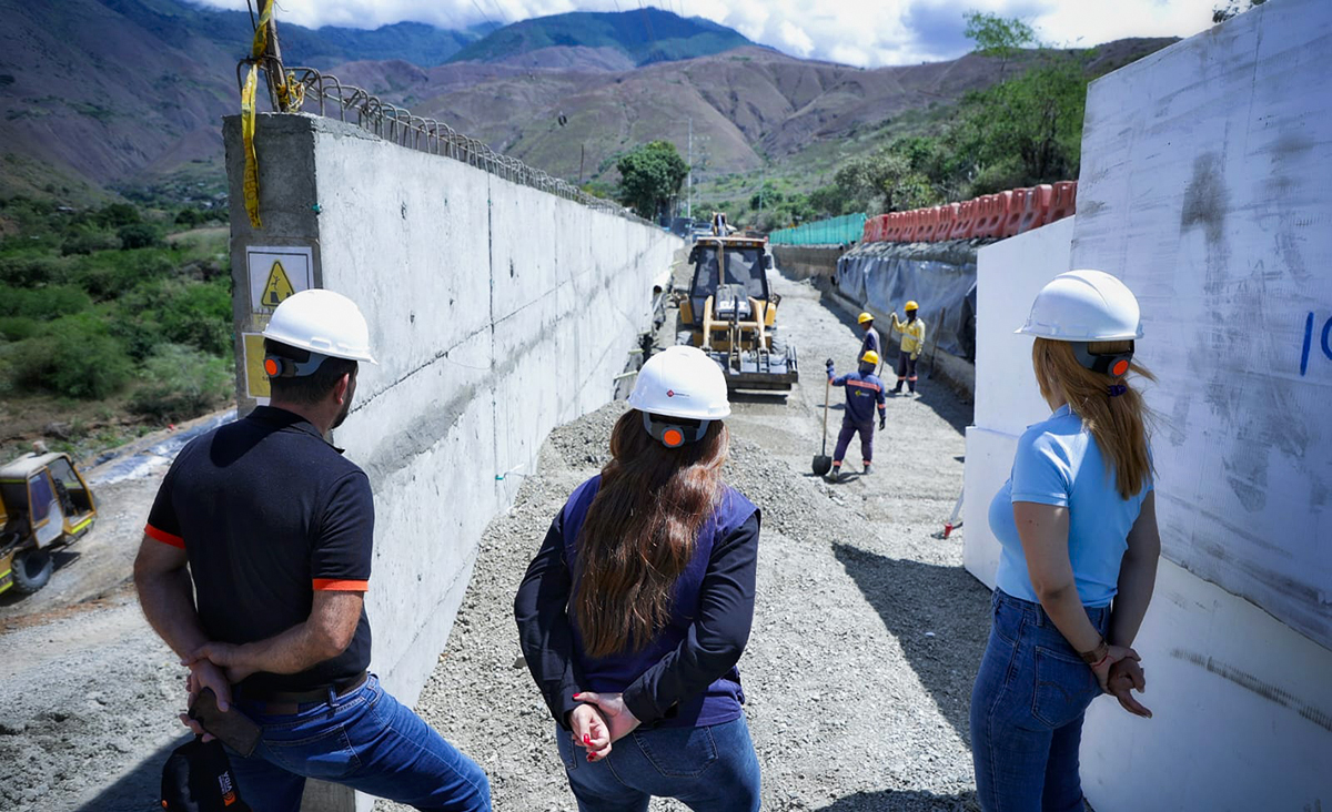 Fotografía de equipo de colaboradores del INVÍAS en inspección de construcción de obras en la vía Cali - Loboguerrero.