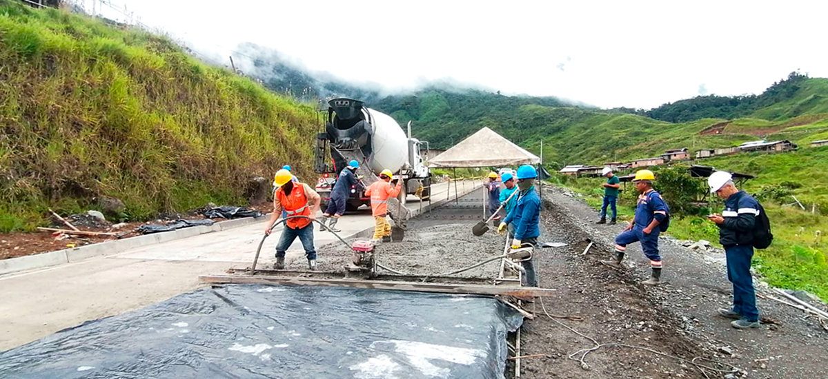 Fotografía de colaboradores del INVÍAS en labores de construcción de obras del corredor Quibdó - Medellín.