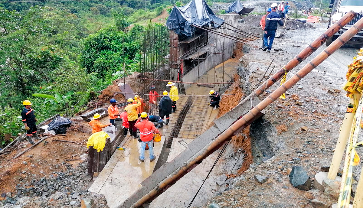 Fotografía de colaboradores del INVÍAS en labores de construcción de obras del corredor Quibdó - Medellín.