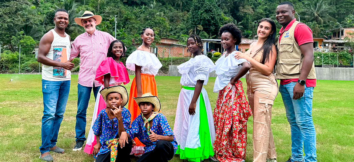 Fotografía de colaboradores del INVÍAS junto con comunidades afrodescendientes del área de influencia en el corredor Quibdó - Pereira.