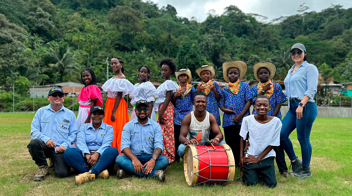 Fotografía de colaboradores del INVÍAS junto con comunidades afrodescendientes del área de influencia en el corredor Quibdó - Pereira.
