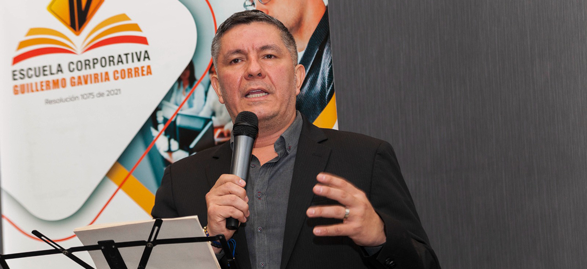 Fotografía del Director de Ejecución y Operación del INVÍAS, Edgar Jesús Rojas durante su ponencia sobre Política de Sostenibilidad y alineación con Objetivos de Desarrollo Sostenible (ODS).