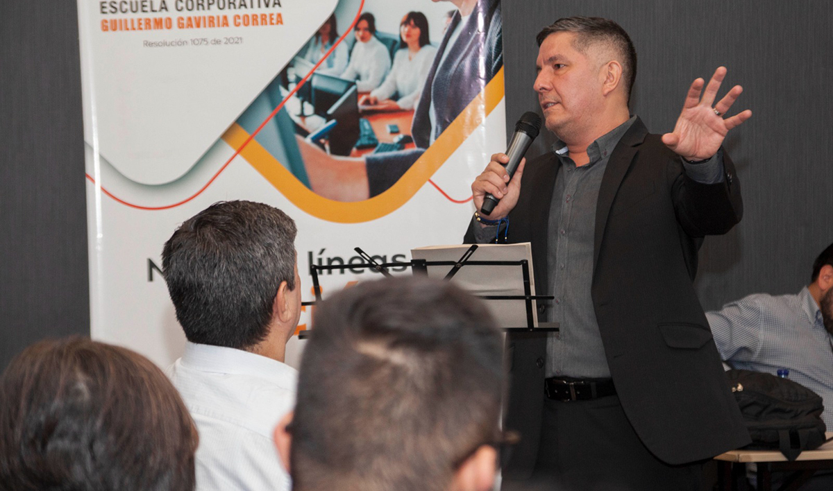 Fotografía del Director de Ejecución y Operación del INVÍAS, Edgar Jesús Rojas durante su ponencia sobre Política de Sostenibilidad y alineación con Objetivos de Desarrollo Sostenible (ODS).