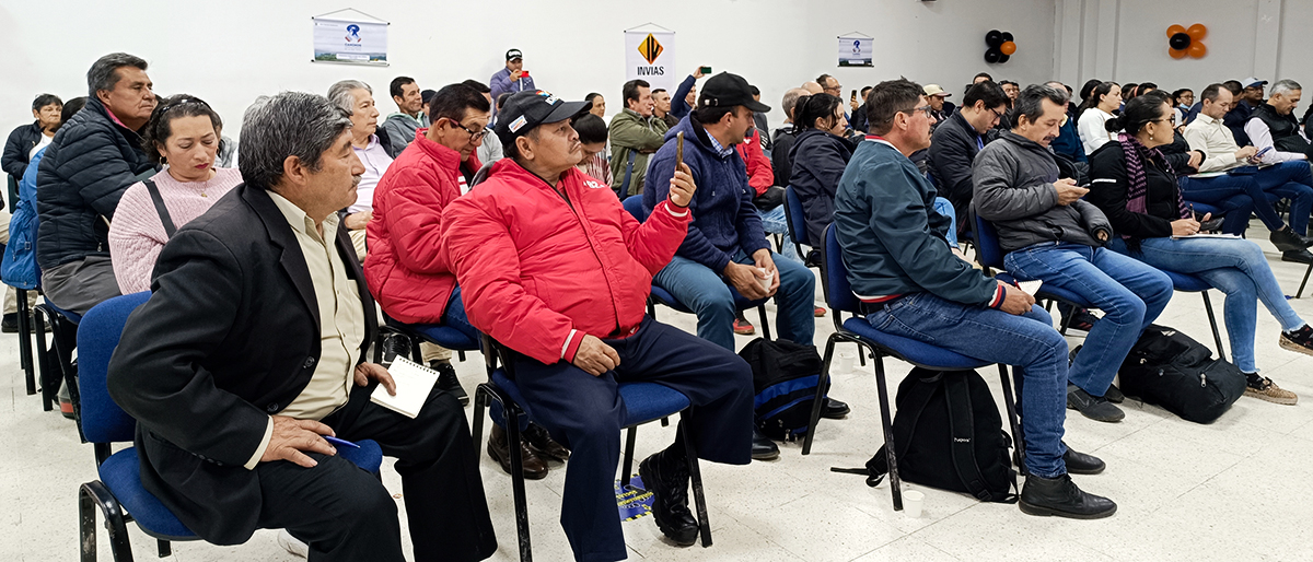 Fotografía de miembros de las 95 Juntas de Acción Comunal que se capacitaron en la feria de servicios del programa Caminos Comunitarios de la Paz Total en Cundinamarca.
