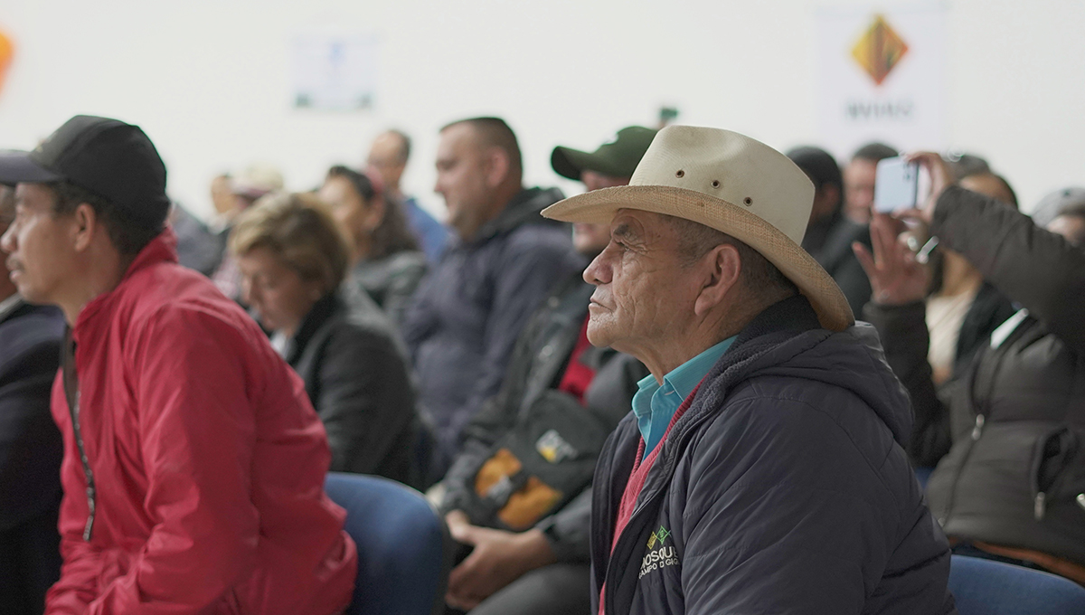 Fotografía de miembro de las 95 Juntas de Acción Comunal que se capacitaron en la feria de servicios del programa Caminos Comunitarios de la Paz Total en Cundinamarca.