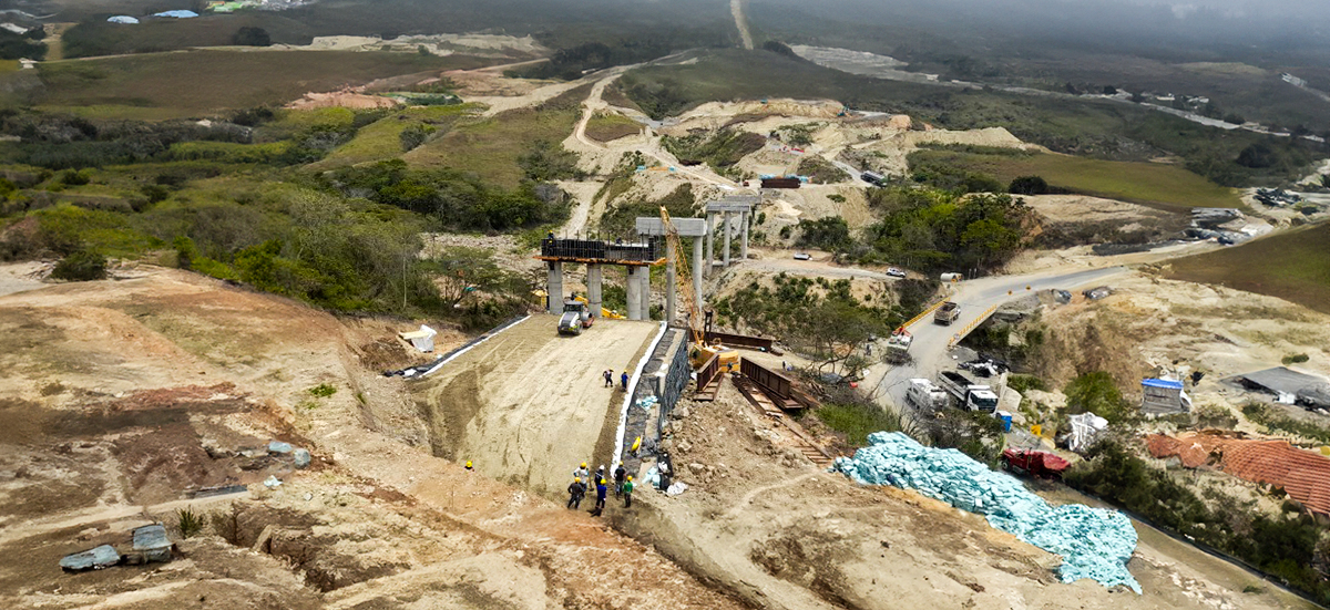 Fotografía del estado de avance de viaducto en la pavimentación de la vía Panamericana.