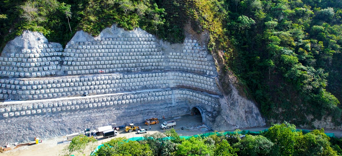 Fotografía del estado de avance en las obras del tramo II de las vías de acceso al Túnel Guillermo Gaviria Echeverri.