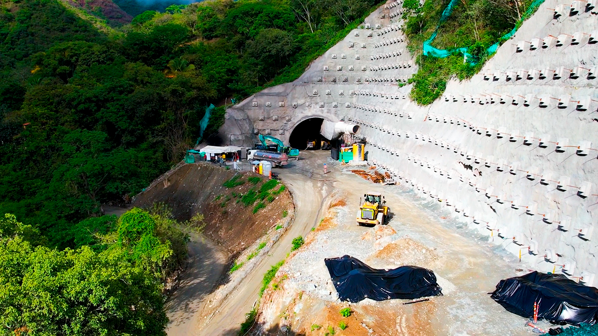 Fotografía del estado de avance en las obras del tramo II de las vías de acceso al Túnel Guillermo Gaviria Echeverri.