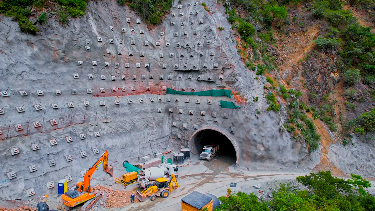 Fotografía del estado de avance en las obras del tramo II de las vías de acceso al Túnel Guillermo Gaviria Echeverri.