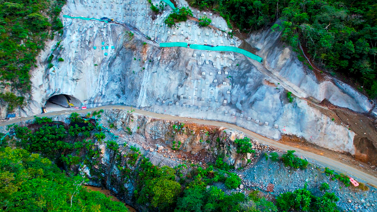 Fotografía del estado de avance en las obras del tramo II de las vías de acceso al Túnel Guillermo Gaviria Echeverri.