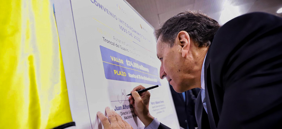 Fotografía del Director General del INVÍAS, Juan Alfonso Latorre durante su firma en el Convenio Administrativo 1093 de 2023.