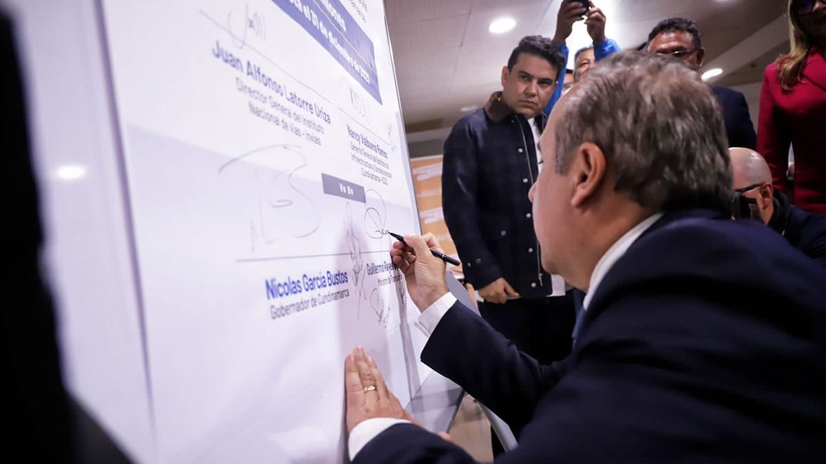 Fotografía del Ministro de Transporte, Guillermo Francisco Reyes González durante su firma en el Convenio Administrativo 1093 de 2023.