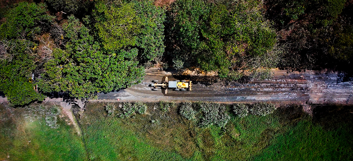 Fotografía aérea de uno de los frentes de obra que construyen la Transversal de Boyacá que comunica Puerto Boyacá con Páez.