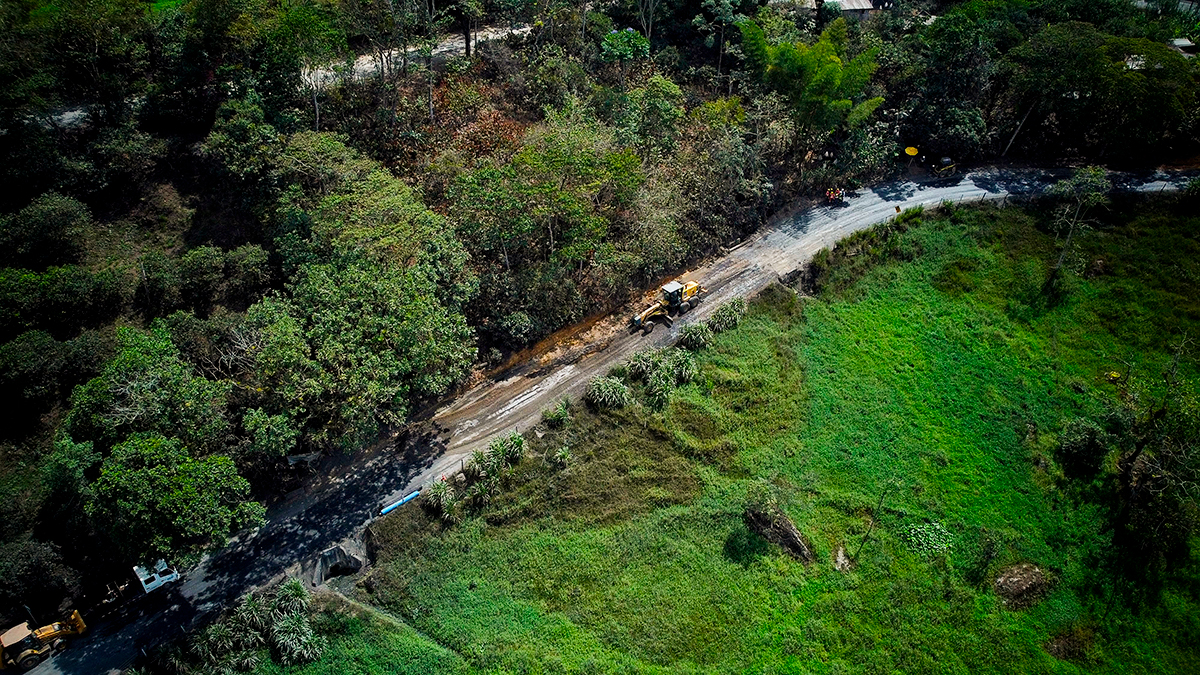 Fotografía aérea de uno de los frentes de obra que construyen la Transversal de Boyacá que comunica Puerto Boyacá con Páez.