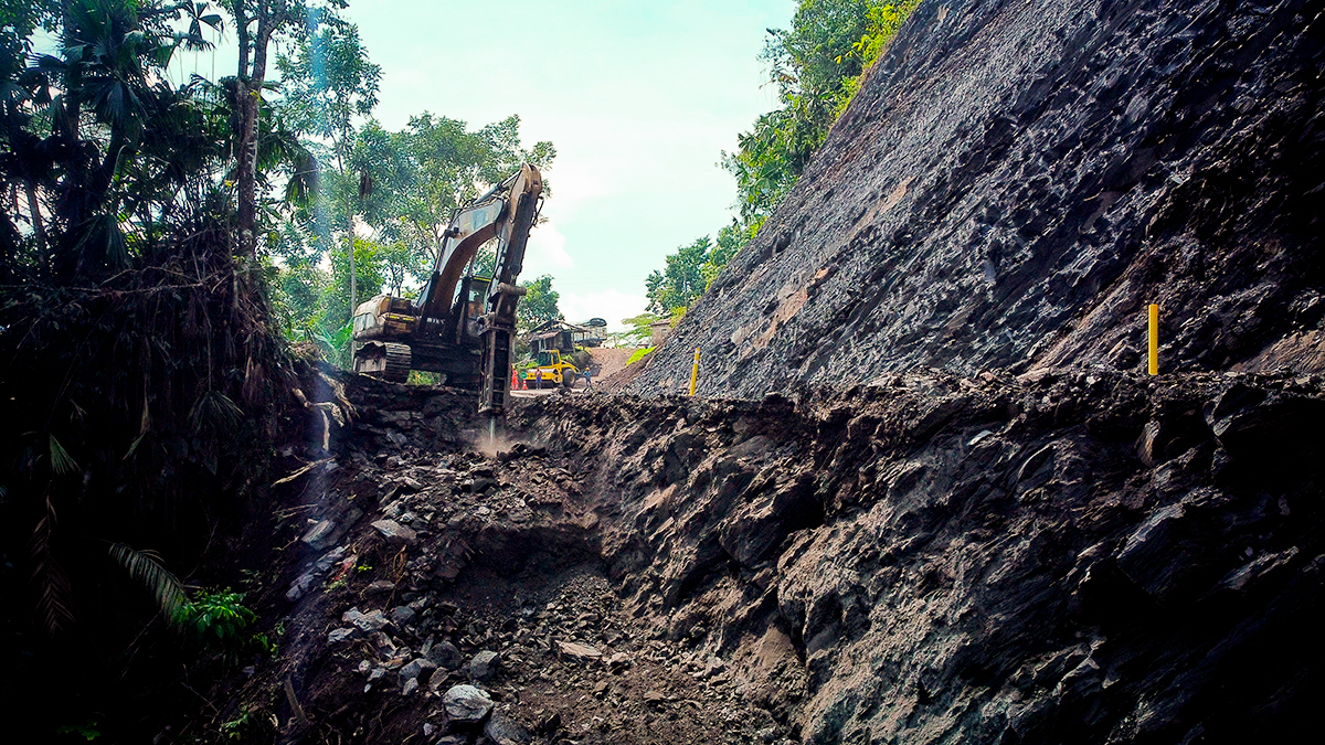 Fotografía de uno de los frentes de obra que construyen la Transversal de Boyacá que comunica Puerto Boyacá con Páez.