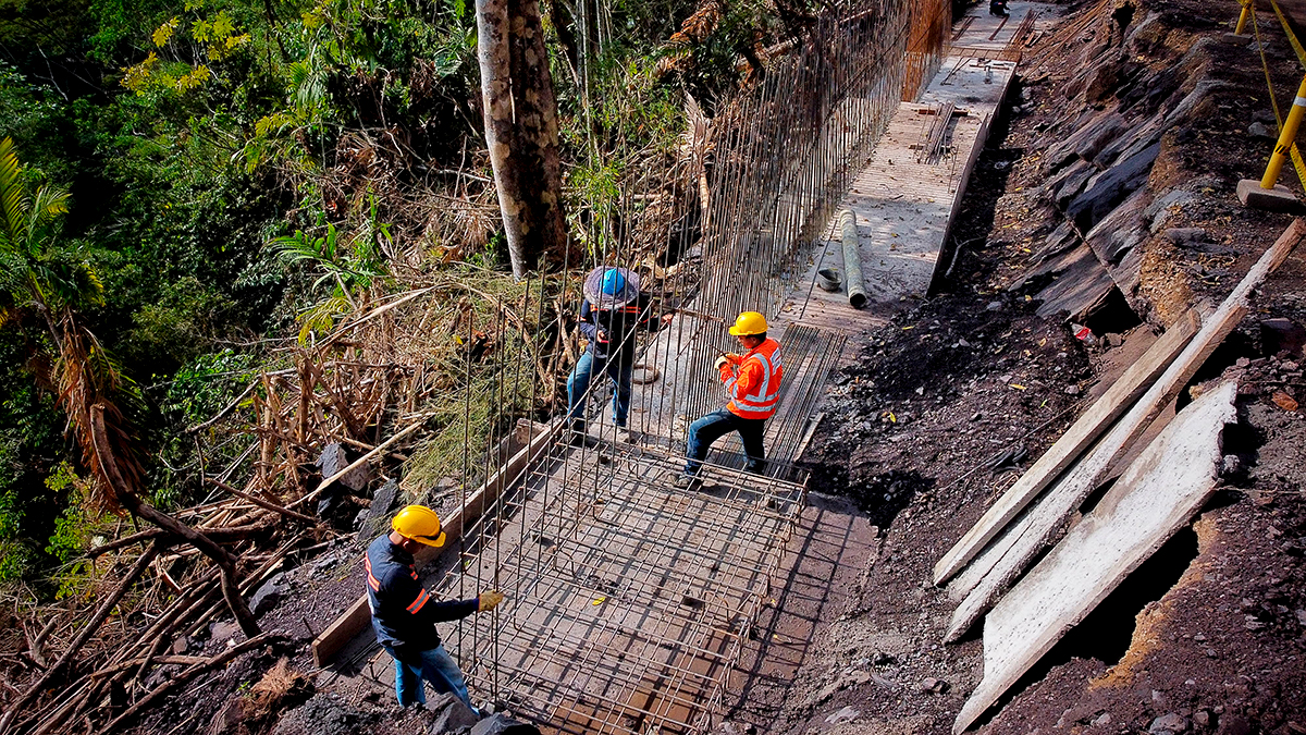 Fotografía de uno de los frentes de obra que construyen la Transversal de Boyacá que comunica Puerto Boyacá con Páez.