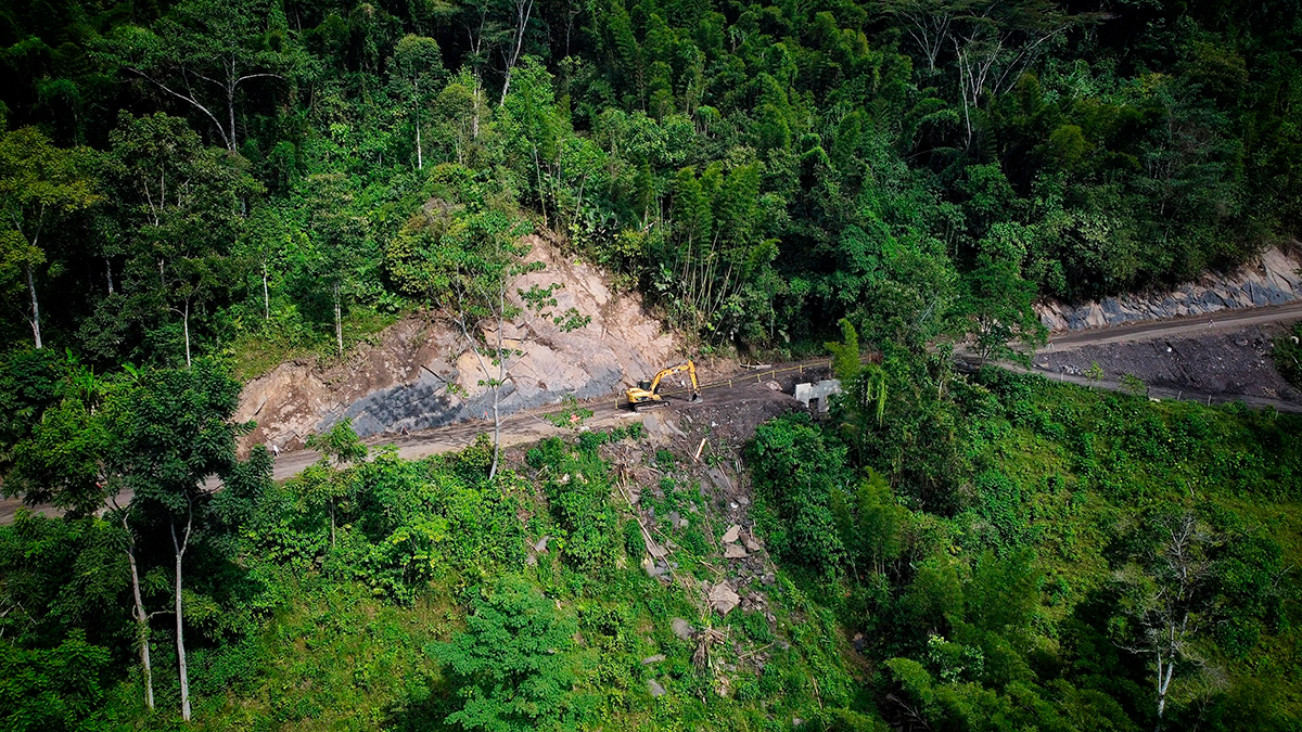 Fotografía panorámica de uno de los frentes de obra que construyen la Transversal de Boyacá que comunica Puerto Boyacá con Páez.