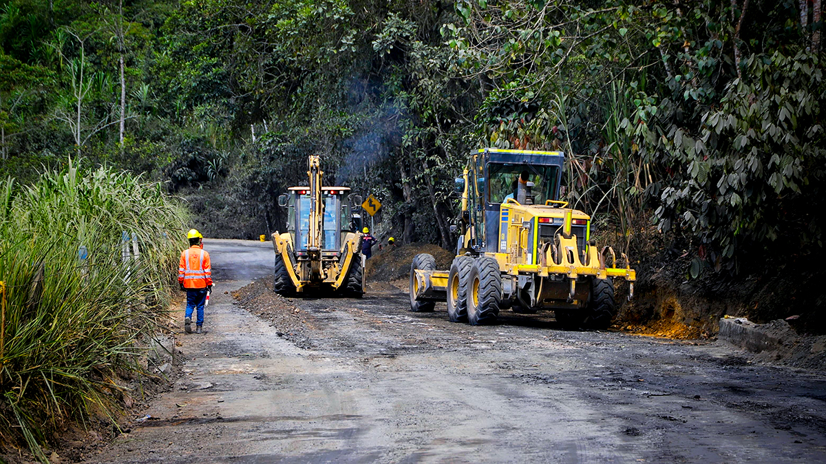 Fotografía de uno de los frentes de obra que construyen la Transversal de Boyacá que comunica Puerto Boyacá con Páez.