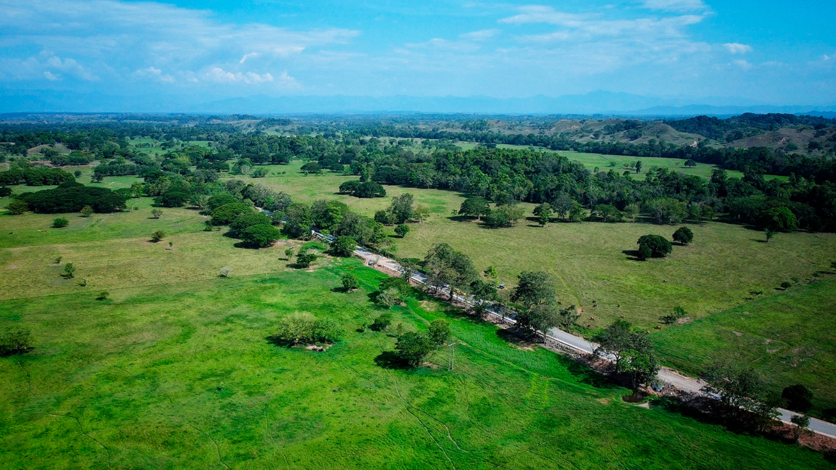 Fotografía aérea de la Transversal de Boyacá que comunica Puerto Boyacá con Páez.