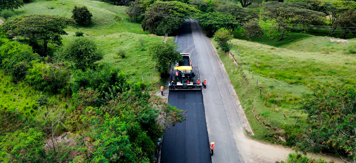 Fotografía del estado de las obras de pavimentación de la vía Panorama que hace parte del programa Vías del Samán.