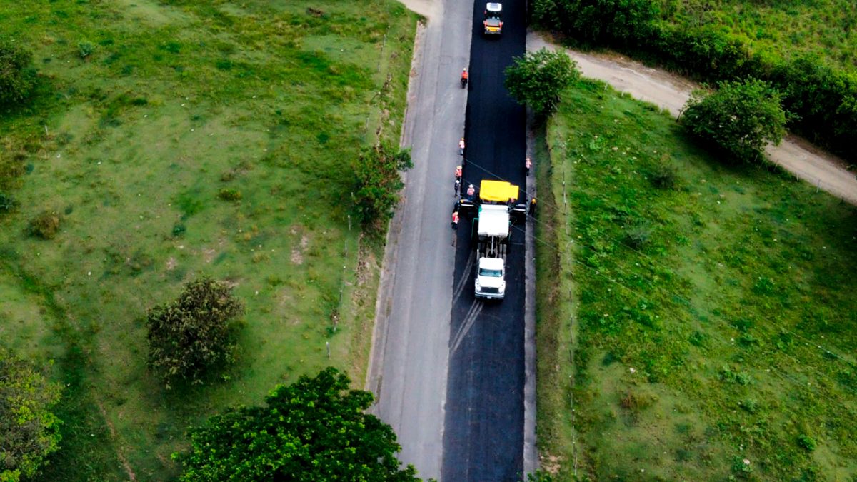 Fotografía aérea del estado de las obras de pavimentación de la vía Panorama que hace parte del programa Vías del Samán.