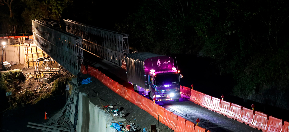 Fotografía de tránsito vehicular por puente metálico que hace parte de la variante Los Grillos, entre Sogamoso y Aguazul, en la Transversal del Cusiana.