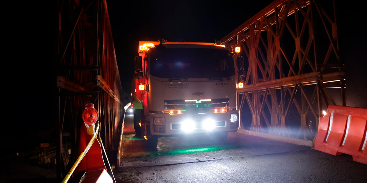 Fotografía de tractomula transitando por puente metálico que hace parte de la variante Los Grillos, entre Sogamoso y Aguazul, en la Transversal del Cusiana.