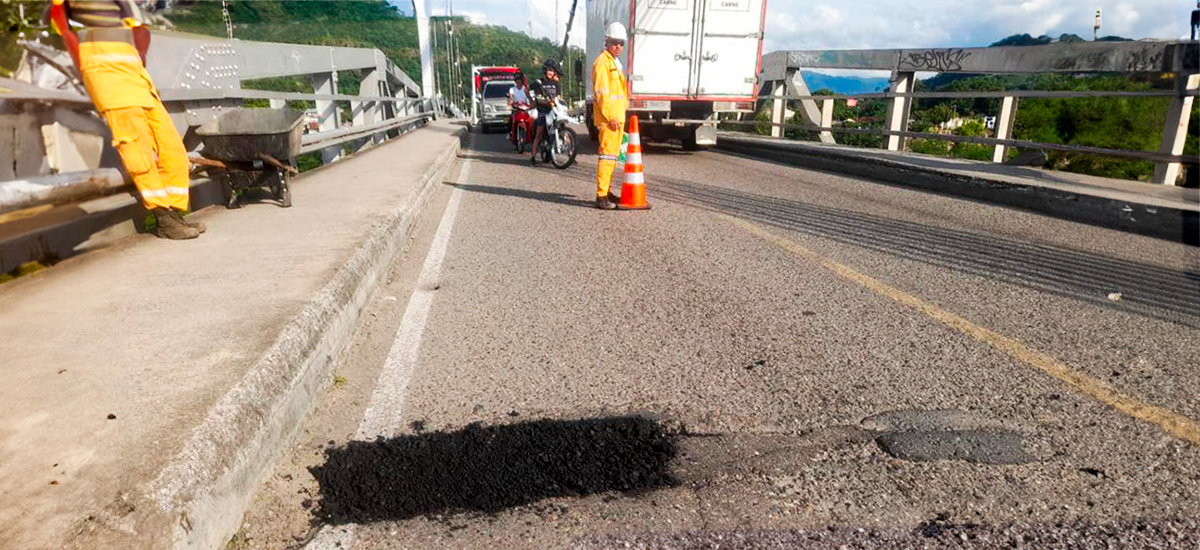 Fotografía de colaborador del INVÍAS que trabajó en arreglar lámina del puente Salgar y así dar mayor seguridad a los usuarios.