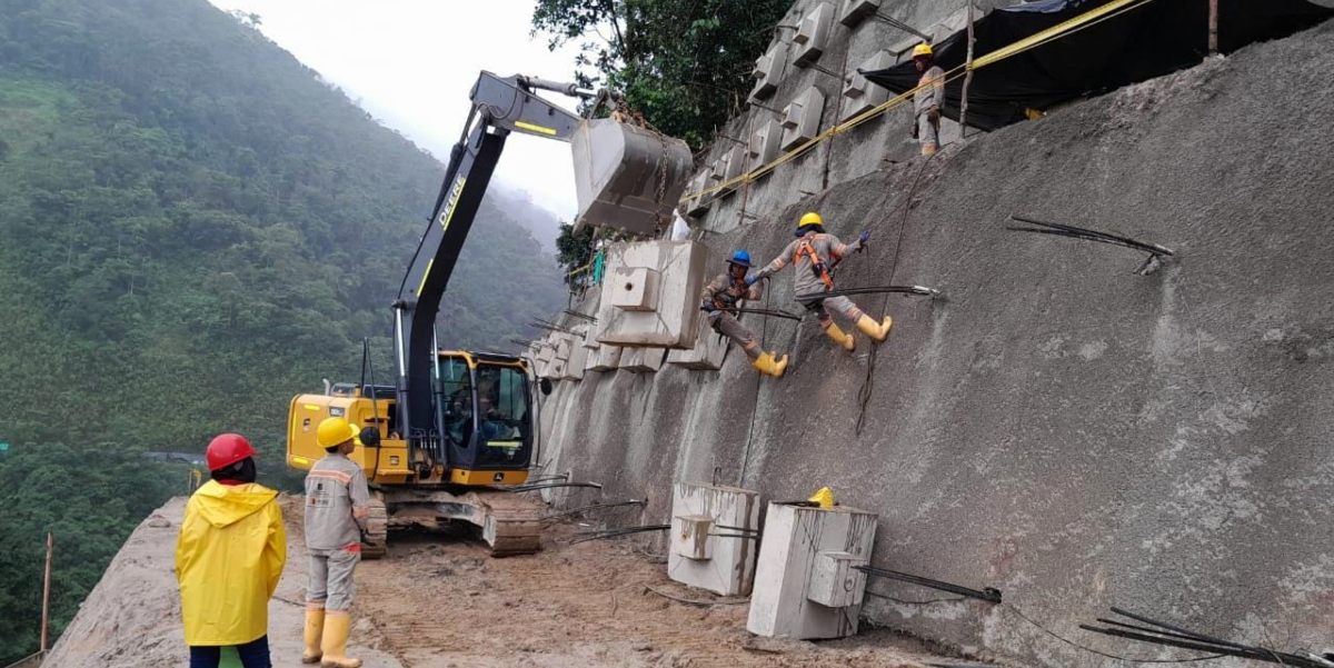 Fotografía de labores de contención de montaña por parte de colaboradores del INVÍAS en la transversal San Francisco - Mocoa.