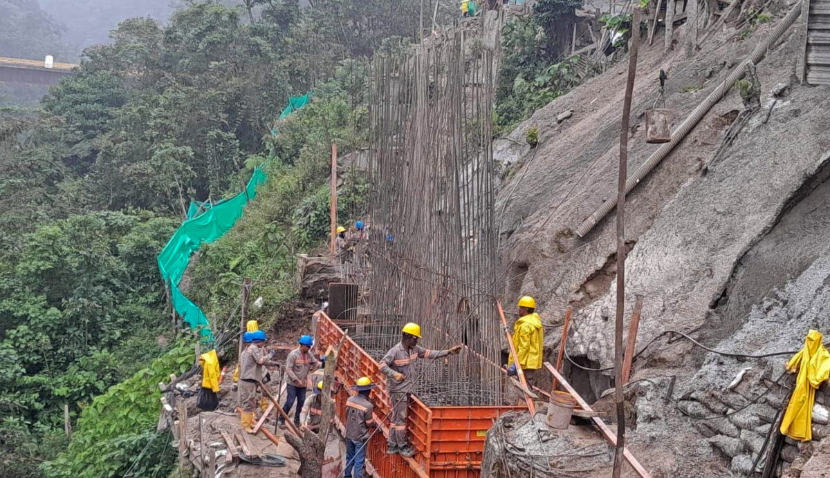 Fotografía de labores de contención de montaña por parte de colaboradores del INVÍAS en la transversal San Francisco - Mocoa.