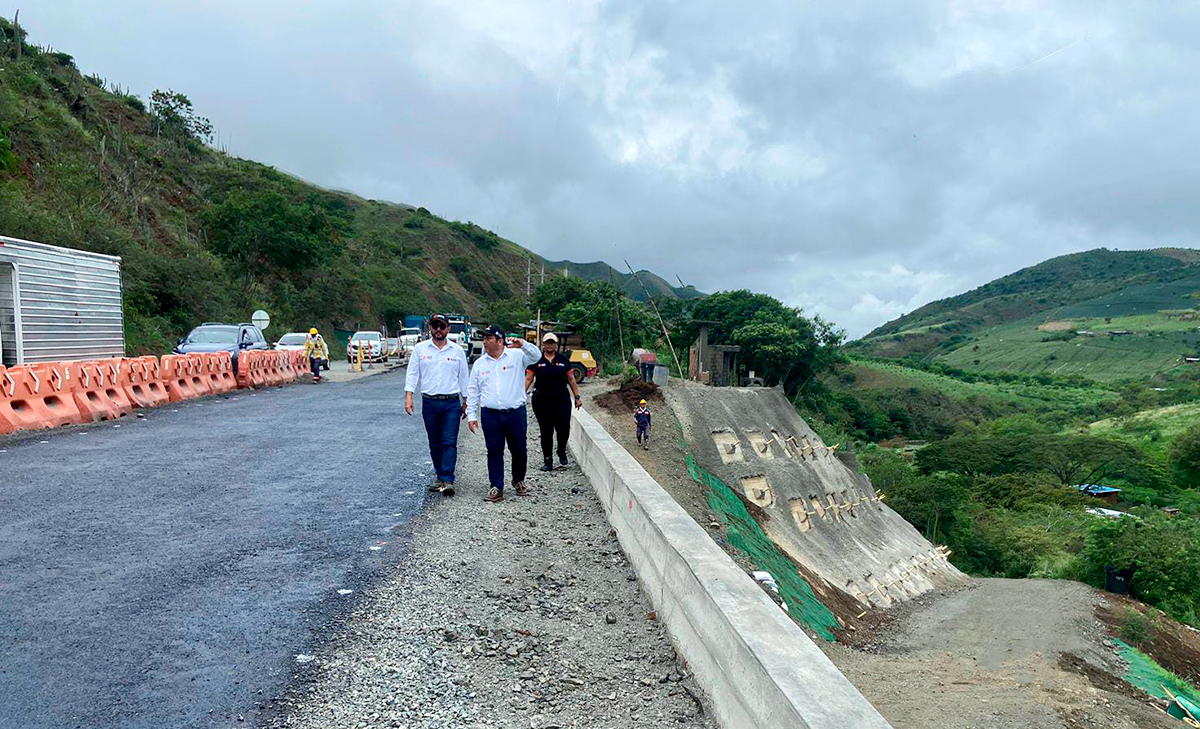 Fotografía de la visita de supervisión del director Técnico y de Estructuración del Invías, Mauricio Céspedes Solano al estado de avance de las obras en Dagua, de la vía Cali - Loboguerrero.