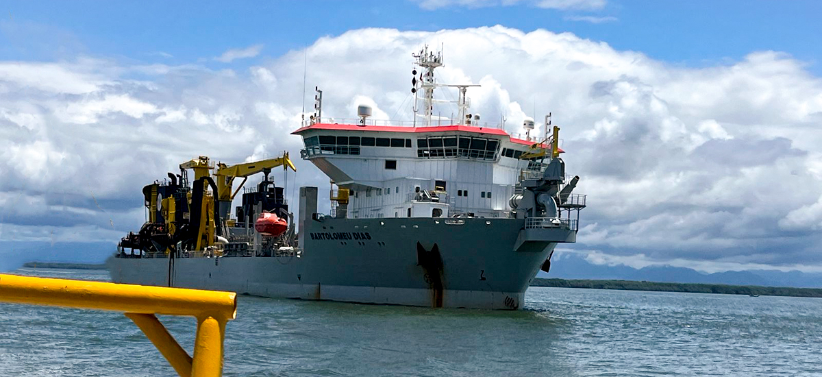 Fotografía de la draga Bartolomeu Dias con la que se hicieron los trabajos de remoción en el canal de acceso al puerto de Buenaventura.