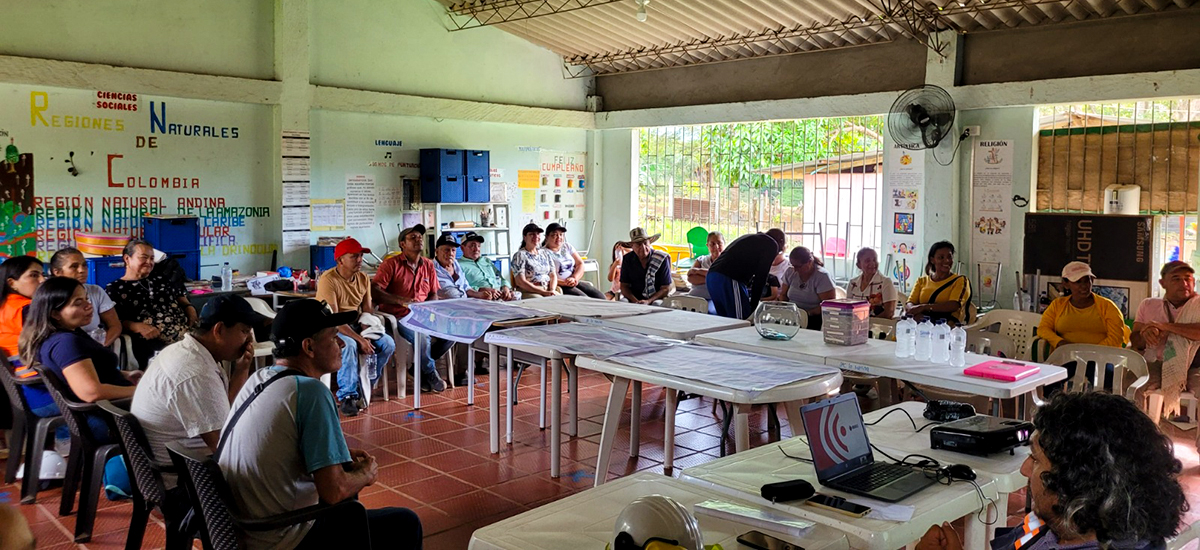 Fotografía de la interacción de colaboradores del INVÍAS con comunidad beneficiada del proyecto San José - El Retorno - Calamar.
