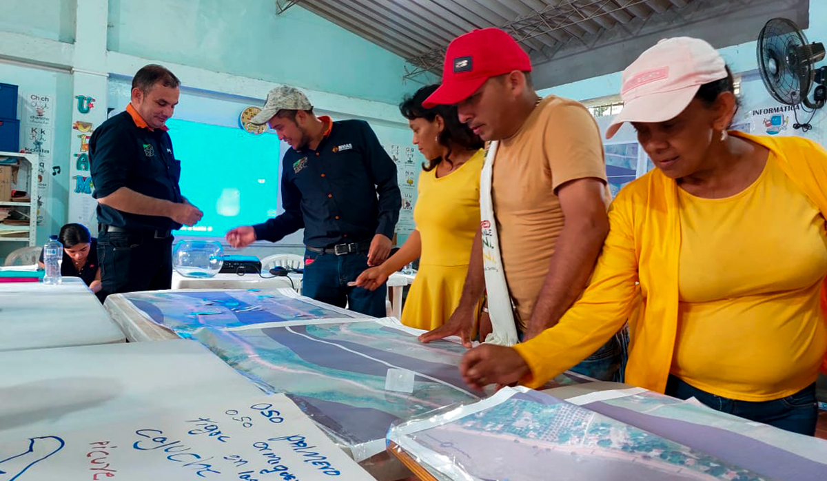 Fotografía de la interacción de colaboradores del INVÍAS con comunidad beneficiada del proyecto San José - El Retorno - Calamar.