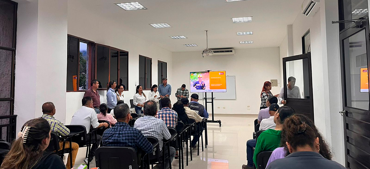 Fotografía del evento de socialización de las obras de construcción del puente definitivo entre la Unión y Roldanillo, vía Panorama.