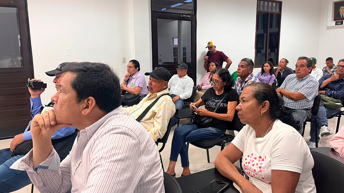 Fotografía de asistentes de la comunidad a socialización de las obras de construcción del puente definitivo entre la Unión y Roldanillo, vía Panorama.