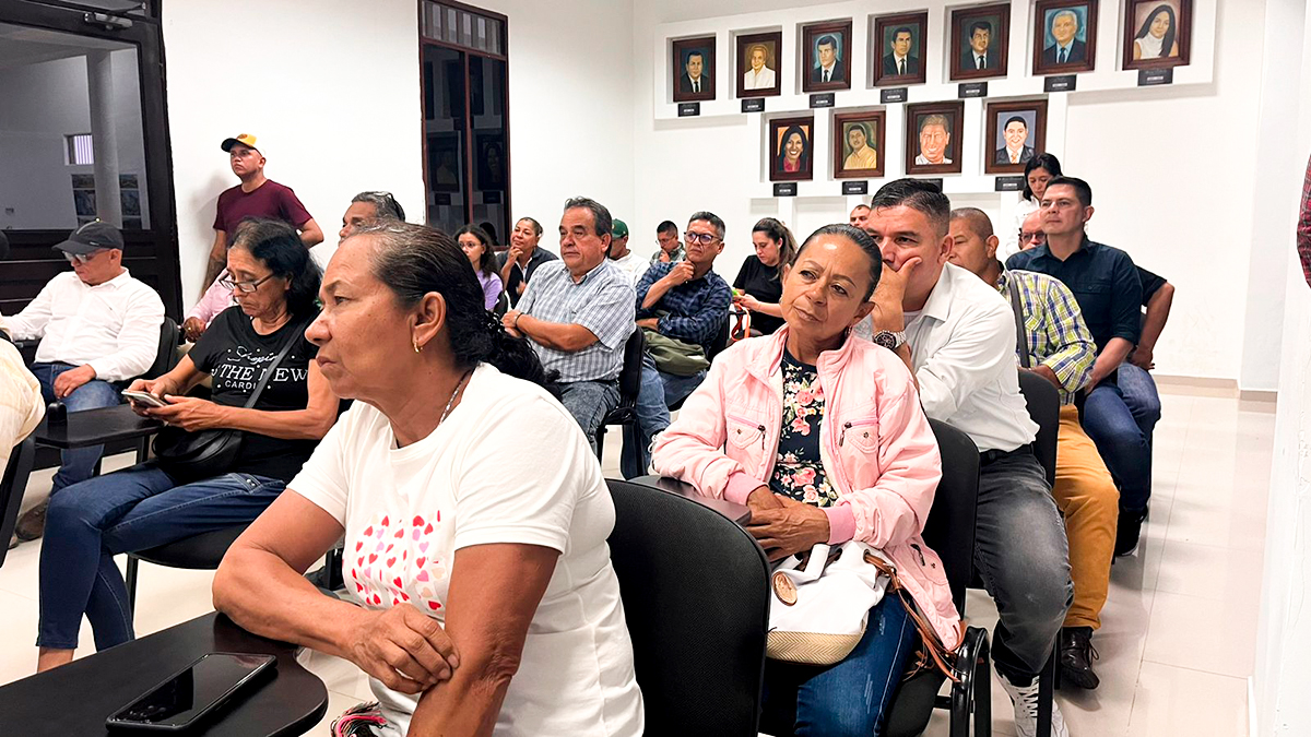 Fotografía de asistentes de la comunidad a socialización de las obras de construcción del puente definitivo entre la Unión y Roldanillo, vía Panorama.