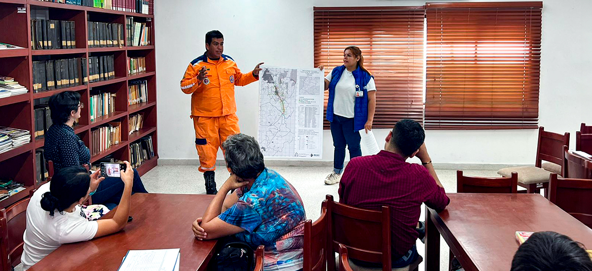 Fotografía de colaboradores del INVÍAS enseñando durante el taller frente al impacto del atropellamiento de la fauna silvestre.