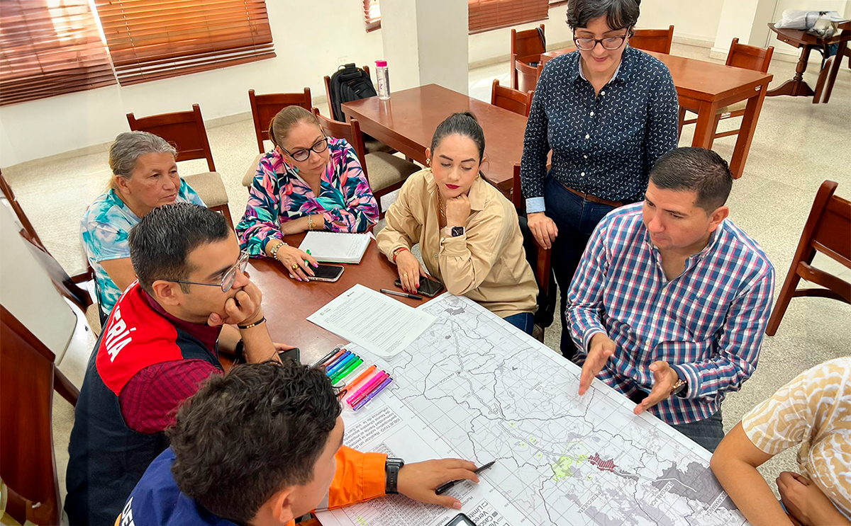 Fotografía de colaboradores del INVÍAS enseñando durante el taller frente al impacto del atropellamiento de la fauna silvestre.