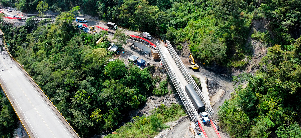 Fotografía aérea del tránsito vehicular en la variante Los Grillos en la Transversal del Cusiana.